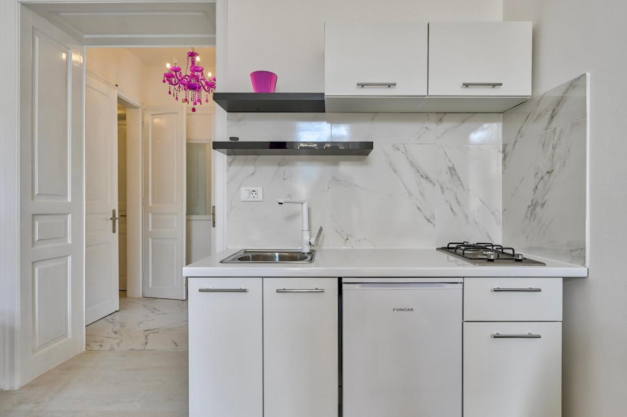 شقة Collins Amethyst Center بولا المظهر الخارجي الصورة